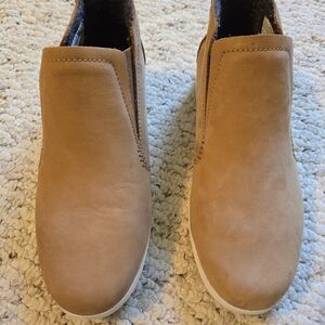 Minimal Slip-On Ankle Sneakers in Warm Tan